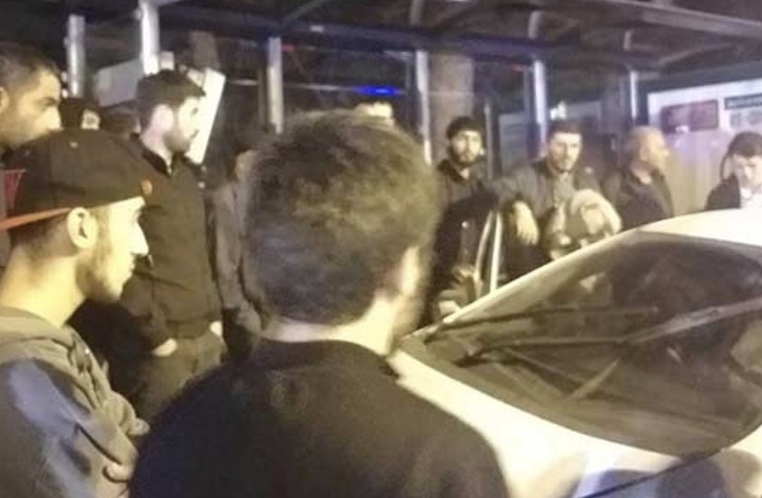 Bakıda maşın dayanacağa çırpıldı - Sürücünün boynu sındı - FOTO 
