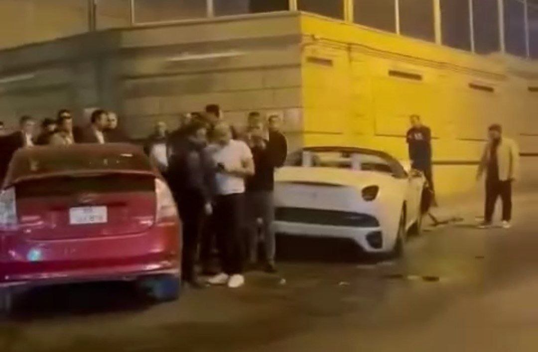 Bakıda “Ferrari” ilə “Prius” toqquşdu - VİDEO