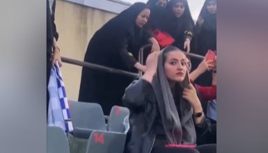 İranda əxlaq polisi qızlara hücum etdi - VİDEO İranda əxlaq polisi qızlara hücum etdi - VİDEO