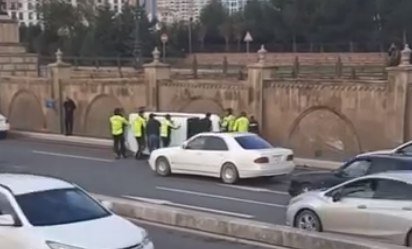 Bakıda “VAZ-2107” avtomobili aşdı - VİDEO Bakıda “VAZ-2107” avtomobili aşdı - VİDEO