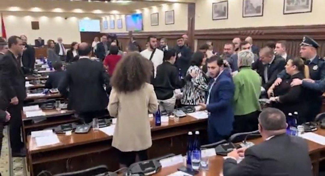 İrəvanda iclas zamanı yenə dava düşdü, bu dəfə qadın məmurlar DALAŞDI - VİDEO İrəvanda iclas zamanı yenə dava düşdü, bu dəfə qadın məmurlar DALAŞDI - VİDEO