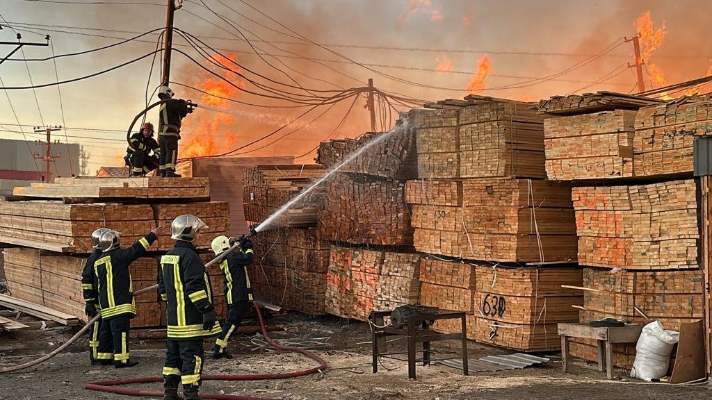 İnşaat materialları bazarındakı yanğın məhdudlaşdırıldı - FOTO - VİDEO  - foto 3