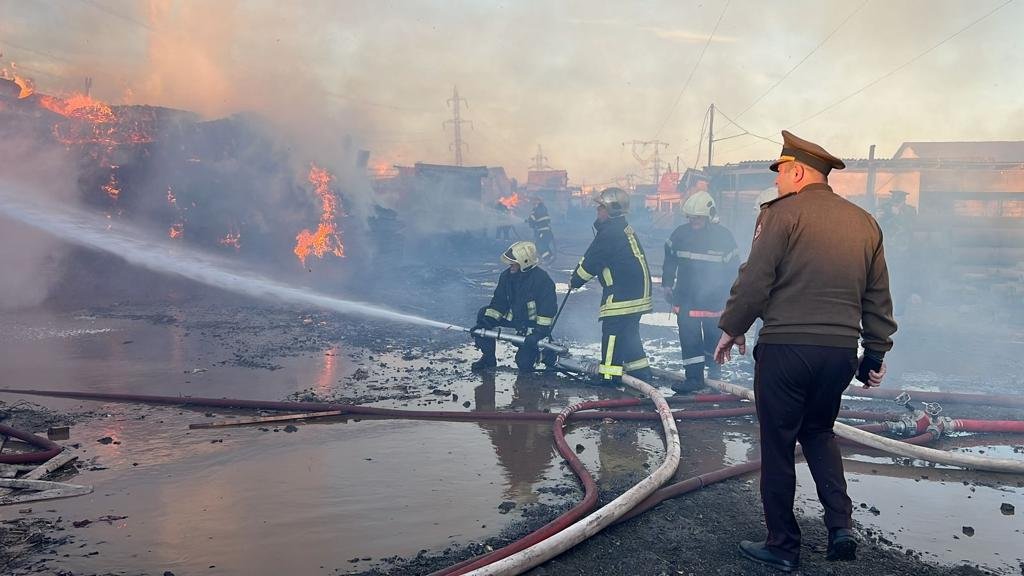 İnşaat materialları bazarındakı yanğın məhdudlaşdırıldı - FOTO - VİDEO  - foto 6