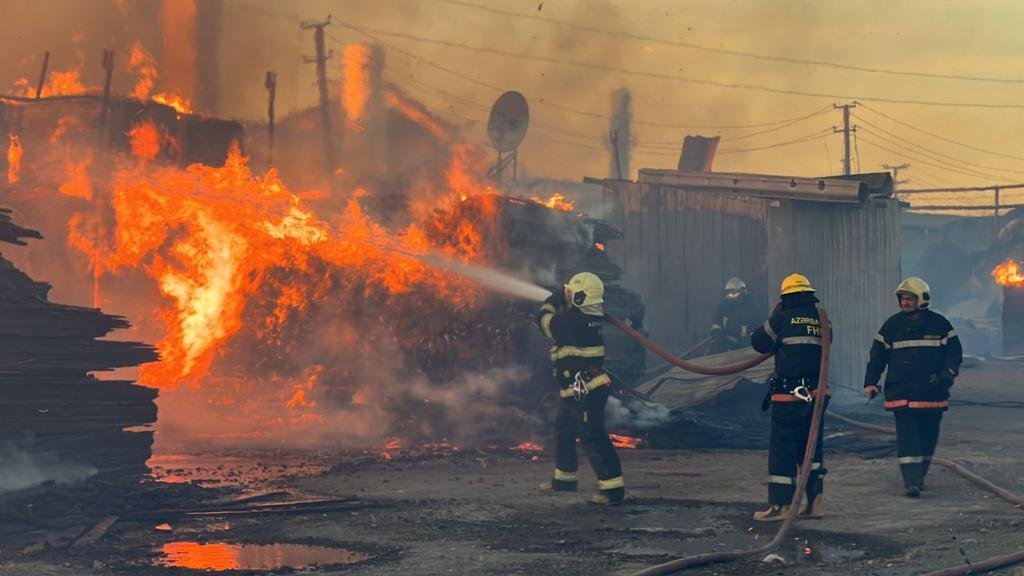 İnşaat materialları bazarındakı yanğın məhdudlaşdırıldı - FOTO - VİDEO  - foto 2