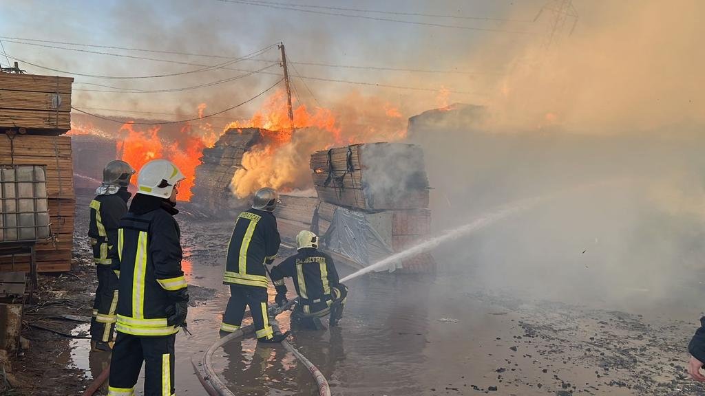 İnşaat materialları bazarındakı yanğın məhdudlaşdırıldı - FOTO - VİDEO  - foto 5