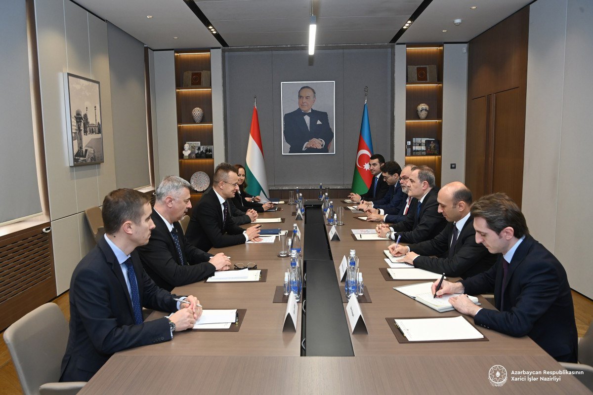 Ceyhun Bayramov macarıstanlı həmkarı ilə regiondakı vəziyyəti müzakirə etdi Ceyhun Bayramov macarıstanlı həmkarı ilə regiondakı vəziyyəti müzakirə etdi