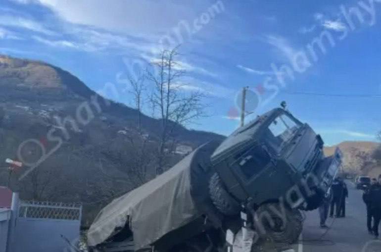 15 erməni əsgərin olduğu “KamAZ” aşdı - 7 yaralı var - FOTO - foto 1