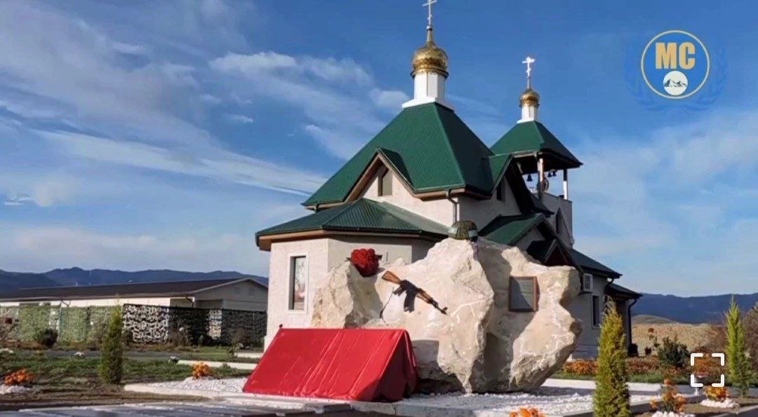 Sülhməramlılar Qarabağda həlak olan rus əsgərlərinin xatirəsinə abidə ucaltdı - VİDEO Sülhməramlılar Qarabağda həlak olan rus əsgərlərinin xatirəsinə abidə ucaltdı - VİDEO