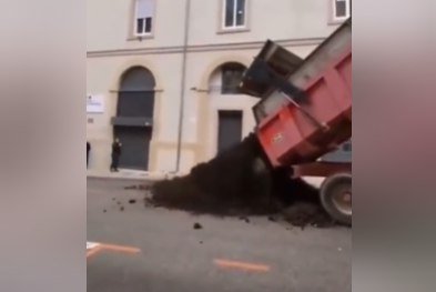 Fransada fermerlər qiymət artımına BELƏ etiraz etdi - VİDEO 