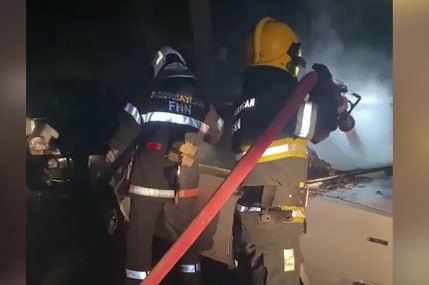 Bakının mərkəzində yanan maşın BELƏ SÖNDÜRÜLDÜ – ANBAAN VİDEO 