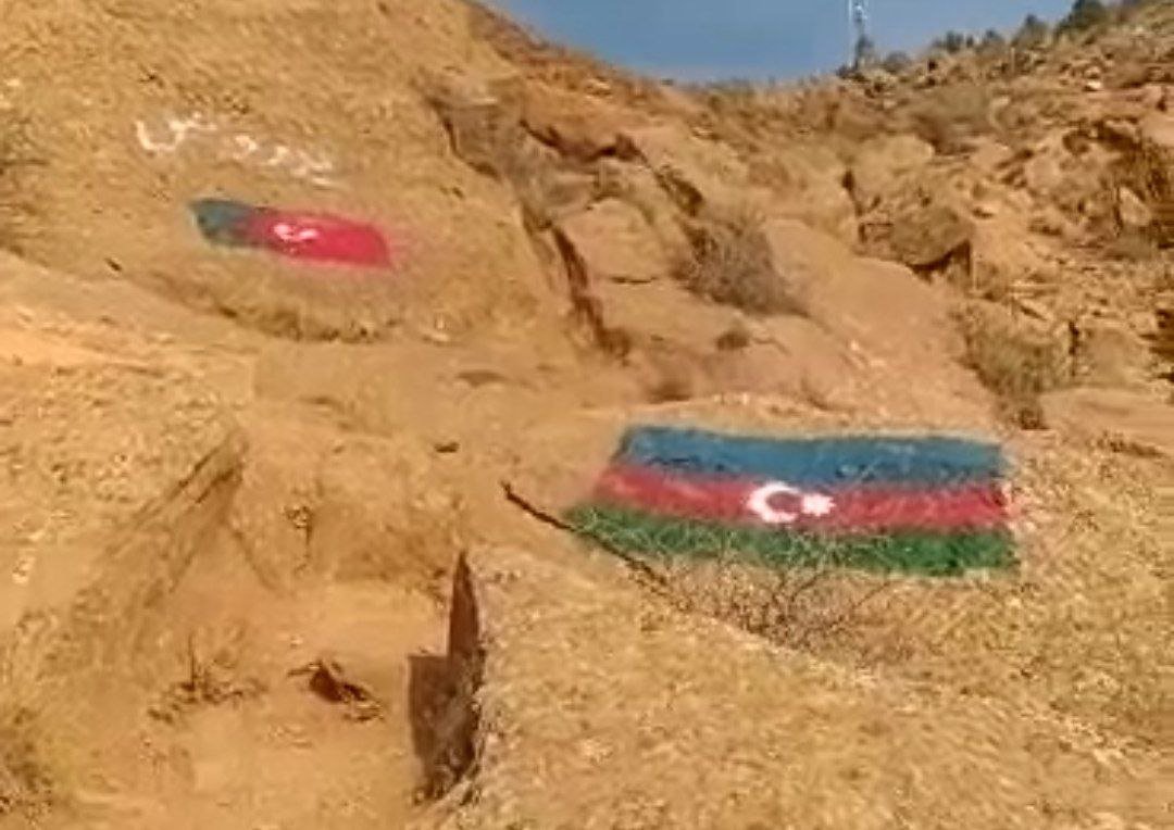 Təbrizdə qayalar Azərbaycan bayrağına boyandı - VİDEO Təbrizdə qayalar Azərbaycan bayrağına boyandı - VİDEO