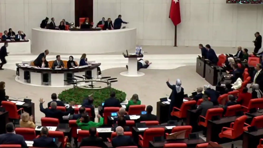 Türkiyəli deputat parlamentdə çıxışı zamanı huşunu İTİRDİ – FOTO/VİDEO  