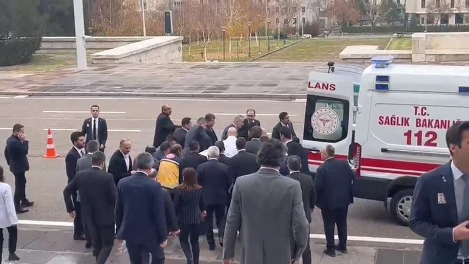 Türkiyəli deputat parlamentdə çıxışı zamanı huşunu İTİRDİ – FOTO/VİDEO   - foto 1