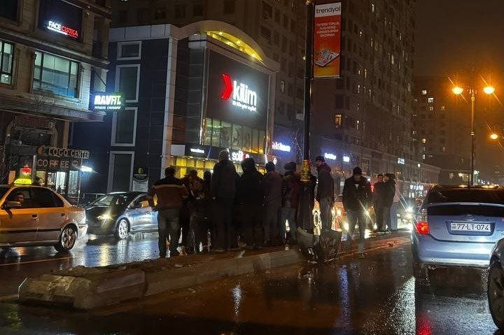 Yasamalda yol qəzası olub, sürücülər mübahisə ediblər - FOTO