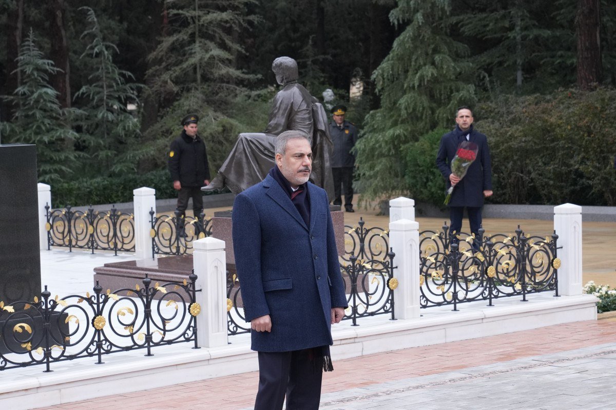 Hakan Fidan Heydər Əliyevin məzarını ziyarət etdi - FOTO