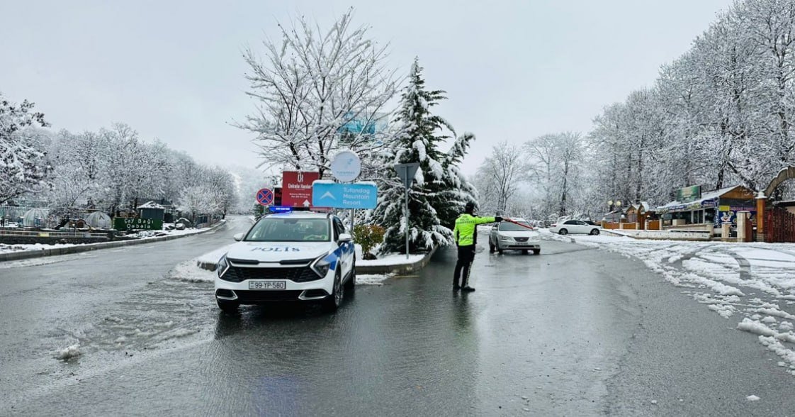 Polis əməkdaşları hava şəraiti ilə əlaqədar fasiləsiz xidmət aparır - FOTO
