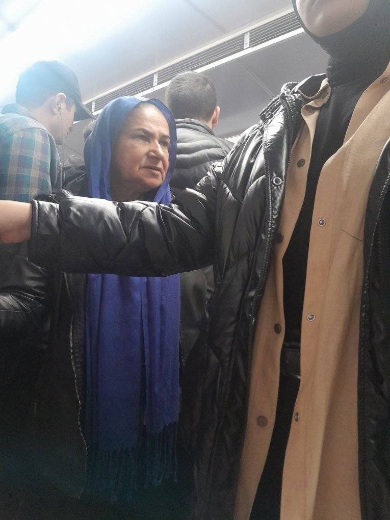 “Səni axtarıram”da Aqşin Fatehi sevdiyini deyən qadın METRODA OLAY ÇIXARDI – FOTO - foto 1