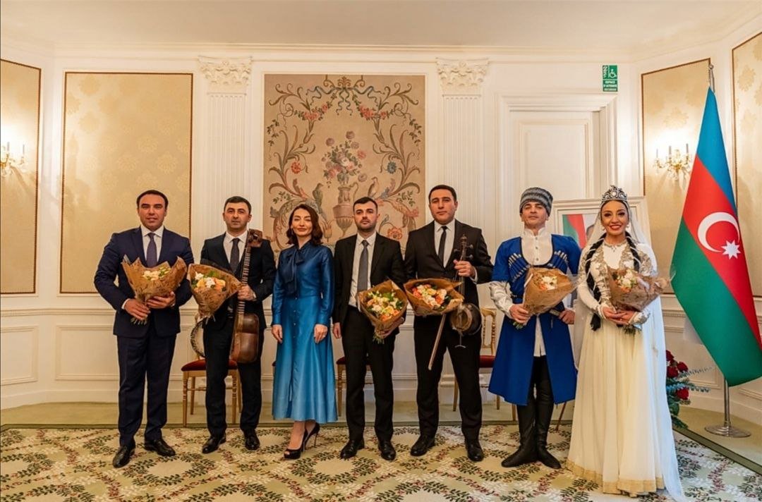 Musiqili Teatrın əməkdaşları Parisdə çıxış etdilər - FOTO Musiqili Teatrın əməkdaşları Parisdə çıxış etdilər - FOTO