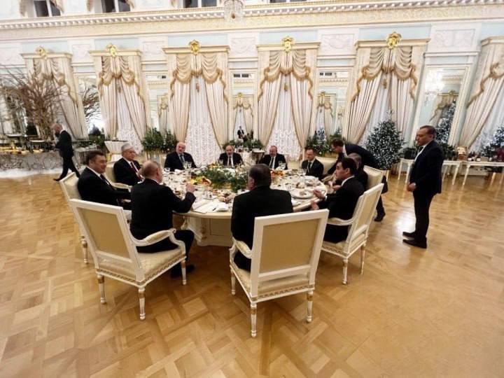 İlham Əliyev MDB dövlət başçılarının qeyri-rəsmi naharında iştirak edib İlham Əliyev MDB dövlət başçılarının qeyri-rəsmi naharında iştirak edib