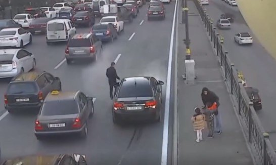 Bakıda hərəkətdə olan avtomobildə qəfil buxarlanma yaranıb - VİDEO