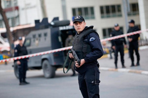 Türkiyədə nazirliyin binasına hücum anının VİDEOSU