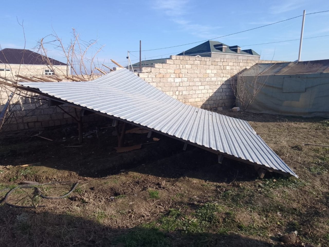 Külək Siyəzəndə evin damını UÇURDU – FOTO/VİDEO