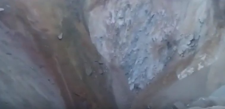 Qazaxıstanda avtobus 150 metr dərinliyi olan quyuya DÜŞDÜ - VİDEO