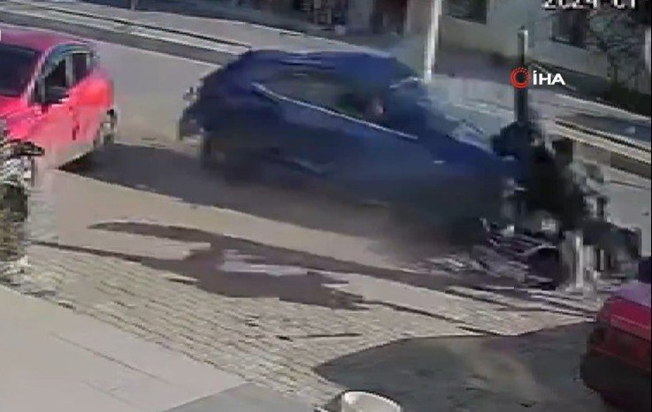 Türkiyədə avtomobil dayanacağa çırpıldı: Ər-arvad öldü – ANBAAN VİDEO 