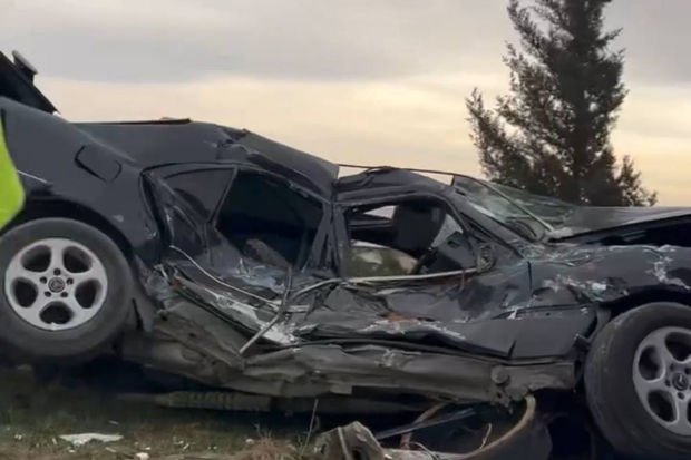 Bakıda ağır QƏZA: İdarəetməni itirən sürücü “Mercedes”i aşırdı – VİDEO 