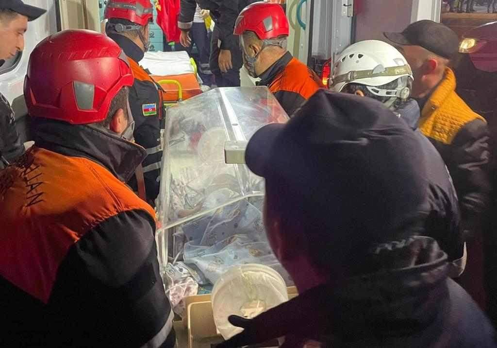 Perinatal Mərkəzdən təxliyyə görüntüləri yayıldı - FOTO/VİDEO - foto 1