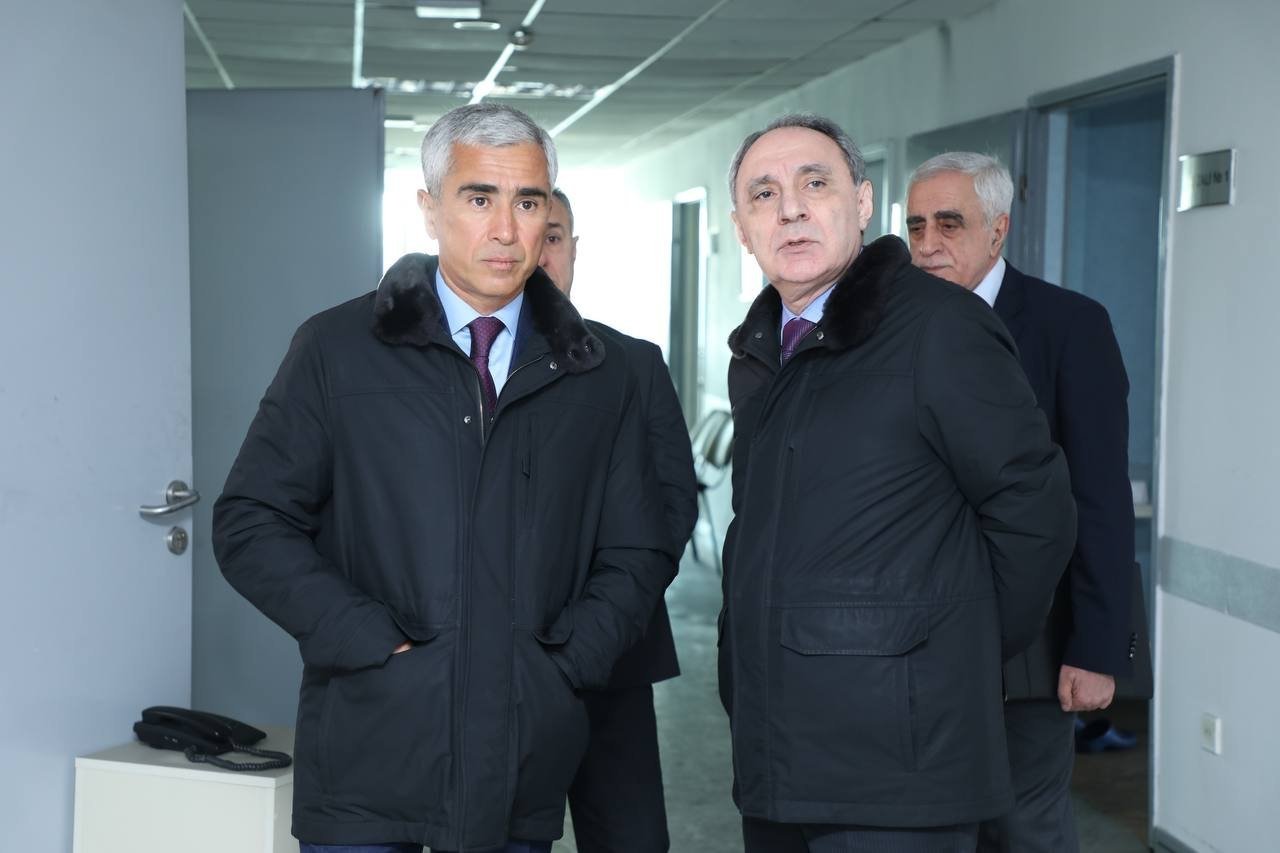 Rəsmilər yanğın yerinə getdilər – FOTO Rəsmilər yanğın yerinə getdilər – FOTO