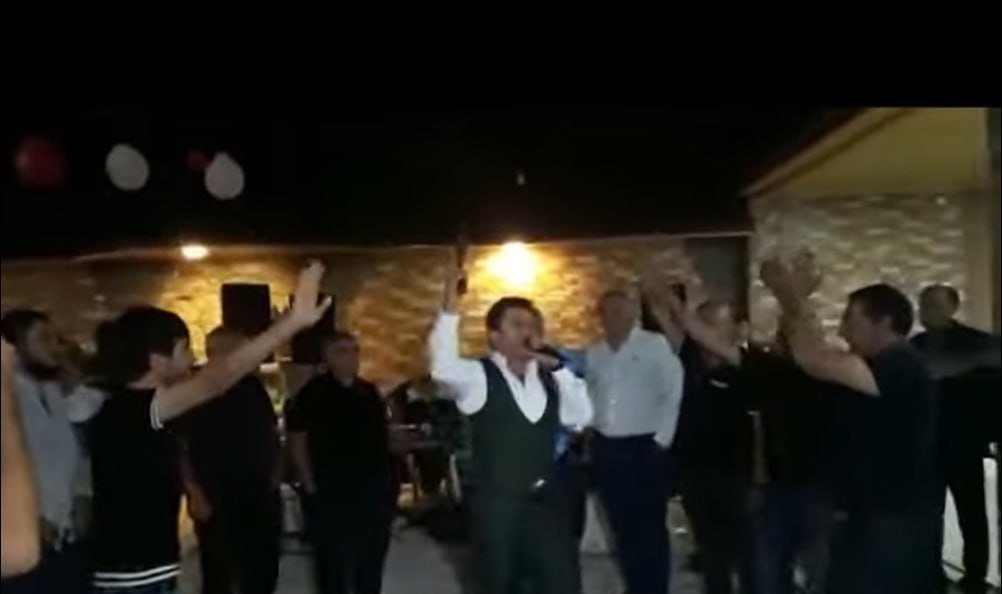 Azərbaycanlı müğənni toyda tapançadan güllə atdı - ANBAAN VİDEO