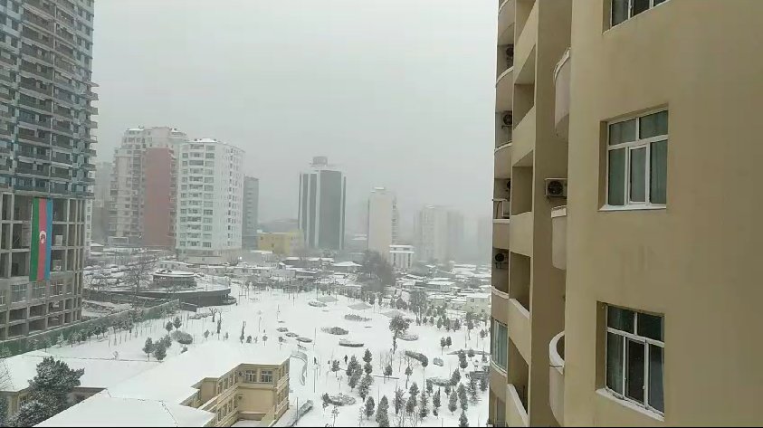 Bakıya qar yağmaqda davam edir - VİDEO