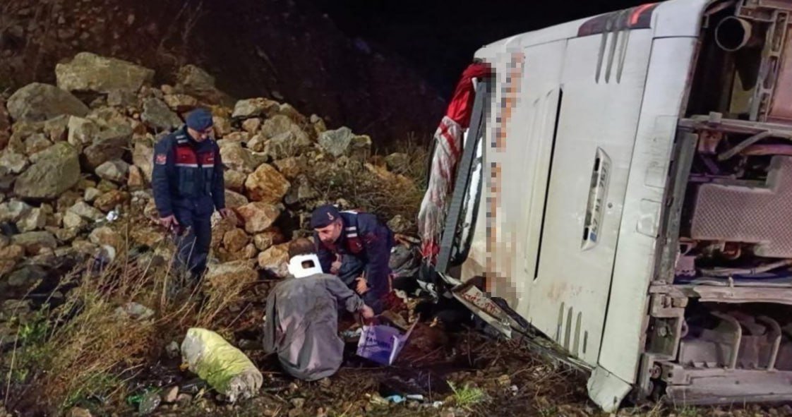 Türkiyədə avtobus qəzaya düşdü: 9 ölü, 28 yaralı var - FOTO/VİDEO Türkiyədə avtobus qəzaya düşdü: 9 ölü, 28 yaralı var - FOTO/VİDEO