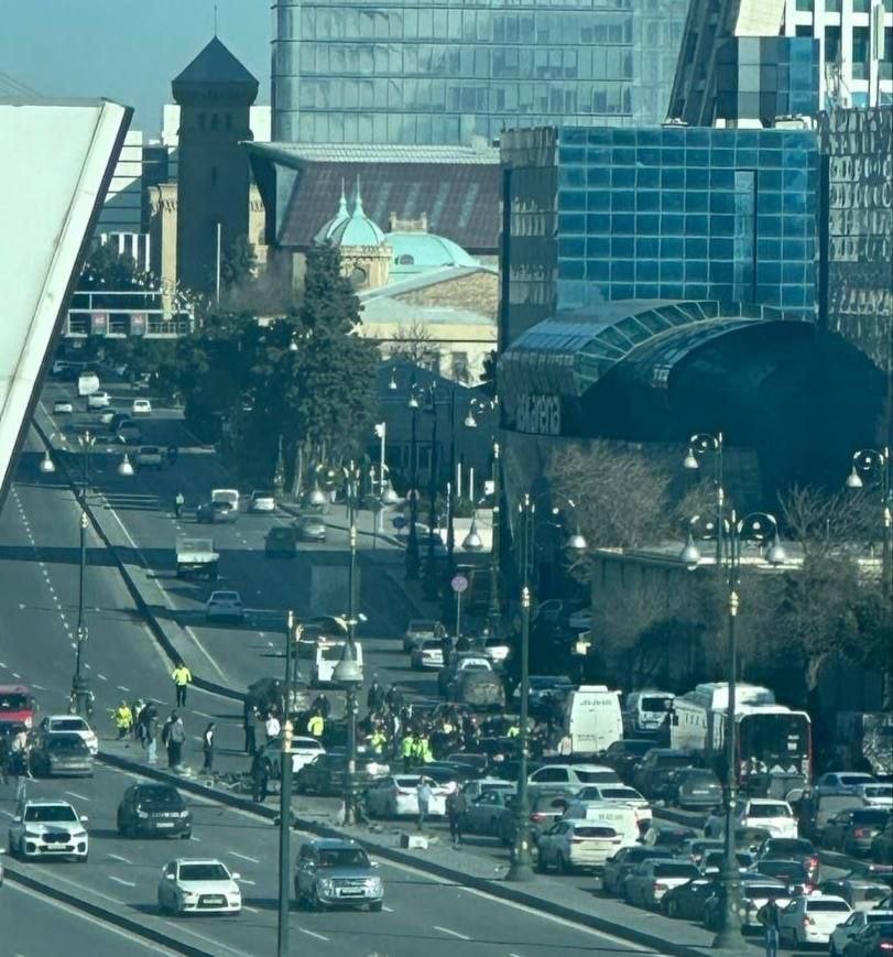 Bakıda qəza sıxlıq yaratdı - FOTO/VİDEO - foto 1