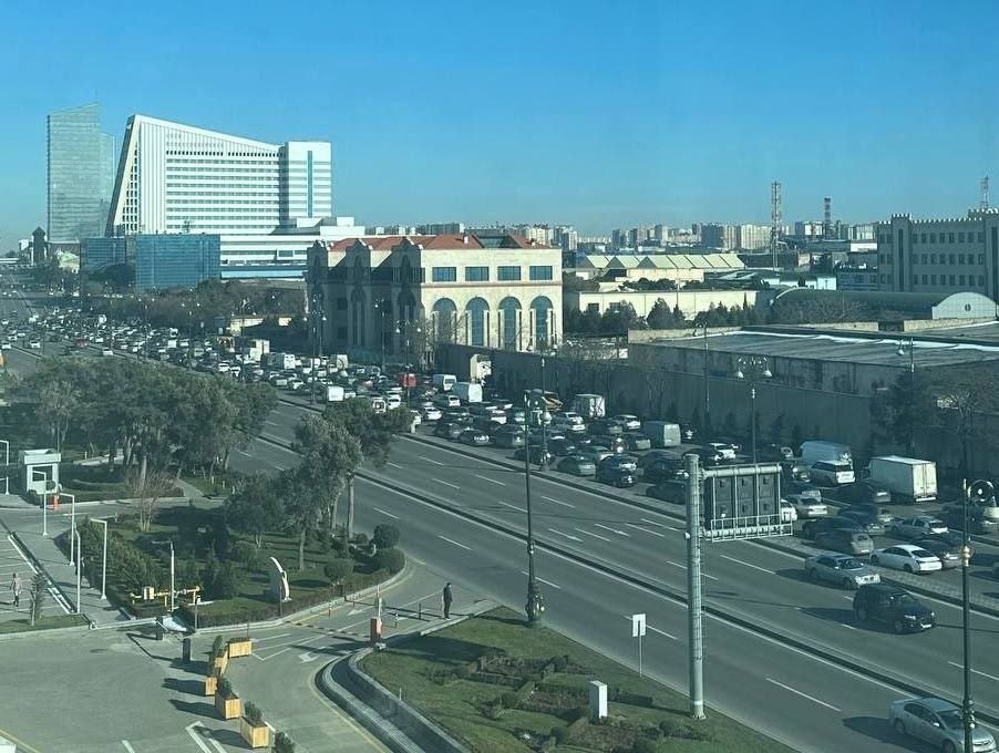 Bakıda qəza sıxlıq yaratdı - FOTO/VİDEO - foto 2
