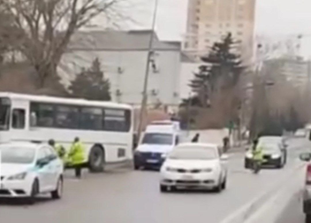 Bakıda sərnişin avtobusu ağaca çırpıldı – VİDEO  