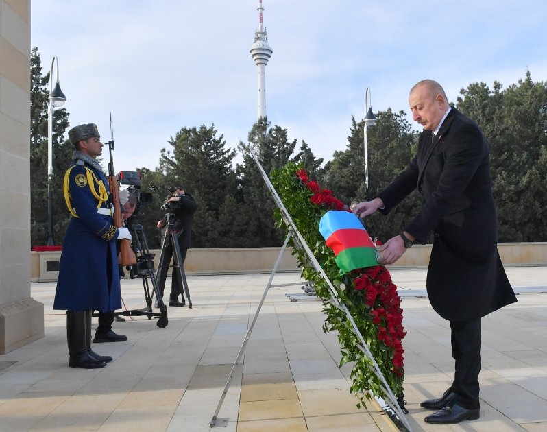 Prezident və Birinci xanım Şəhidlər xiyabanını ziyarət edib - FOTO/VİDEO - foto 5