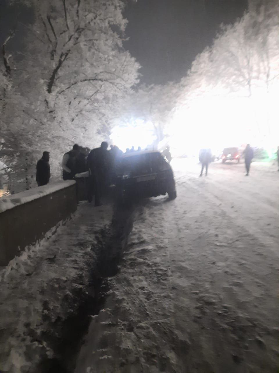 Qərb bölgəsində qarlı hava yollarda problemlər YARATDI - FOTO/VİDEO - foto 2