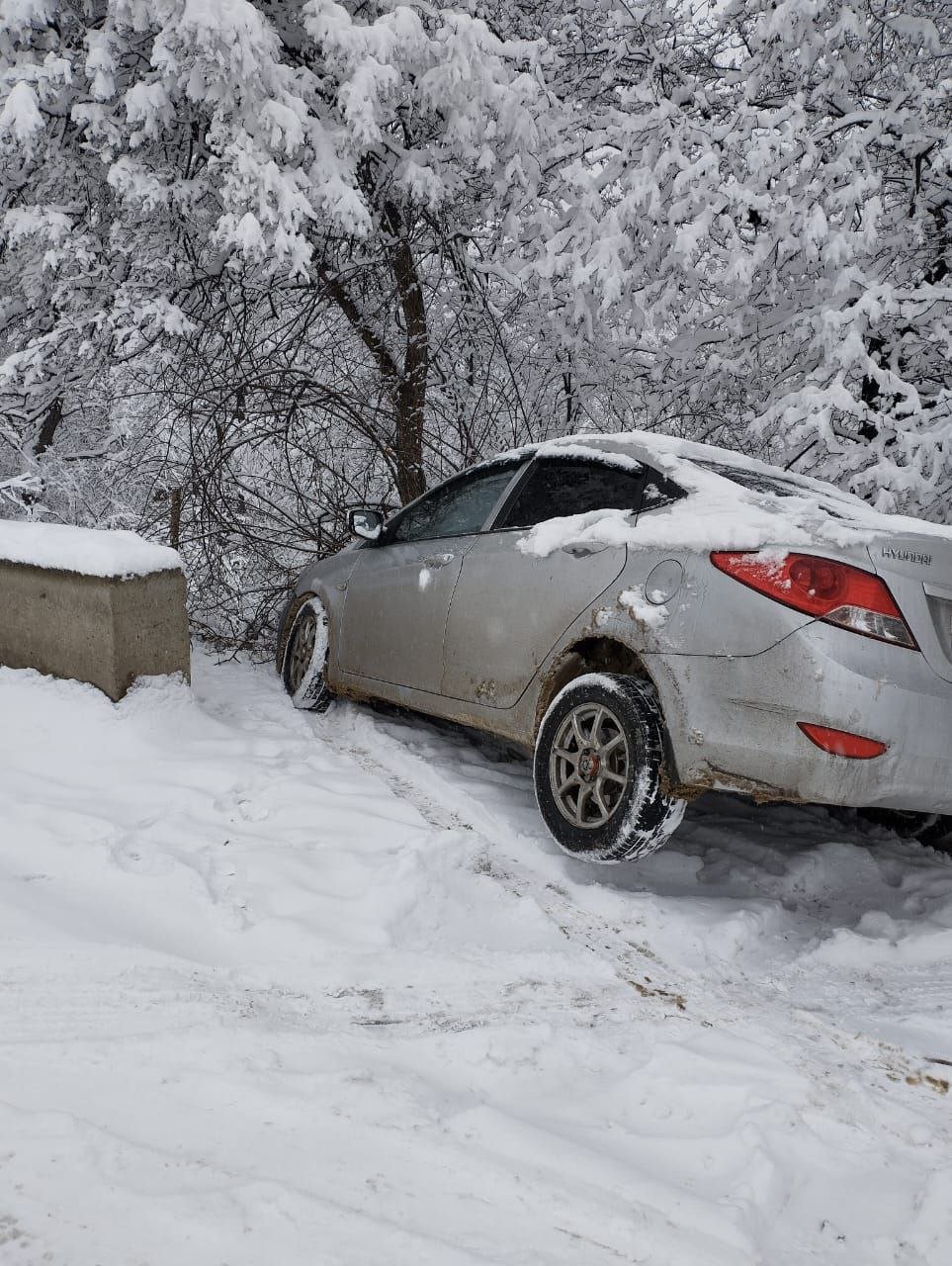 Qərb bölgəsində qarlı hava yollarda problemlər YARATDI - FOTO/VİDEO - foto 1