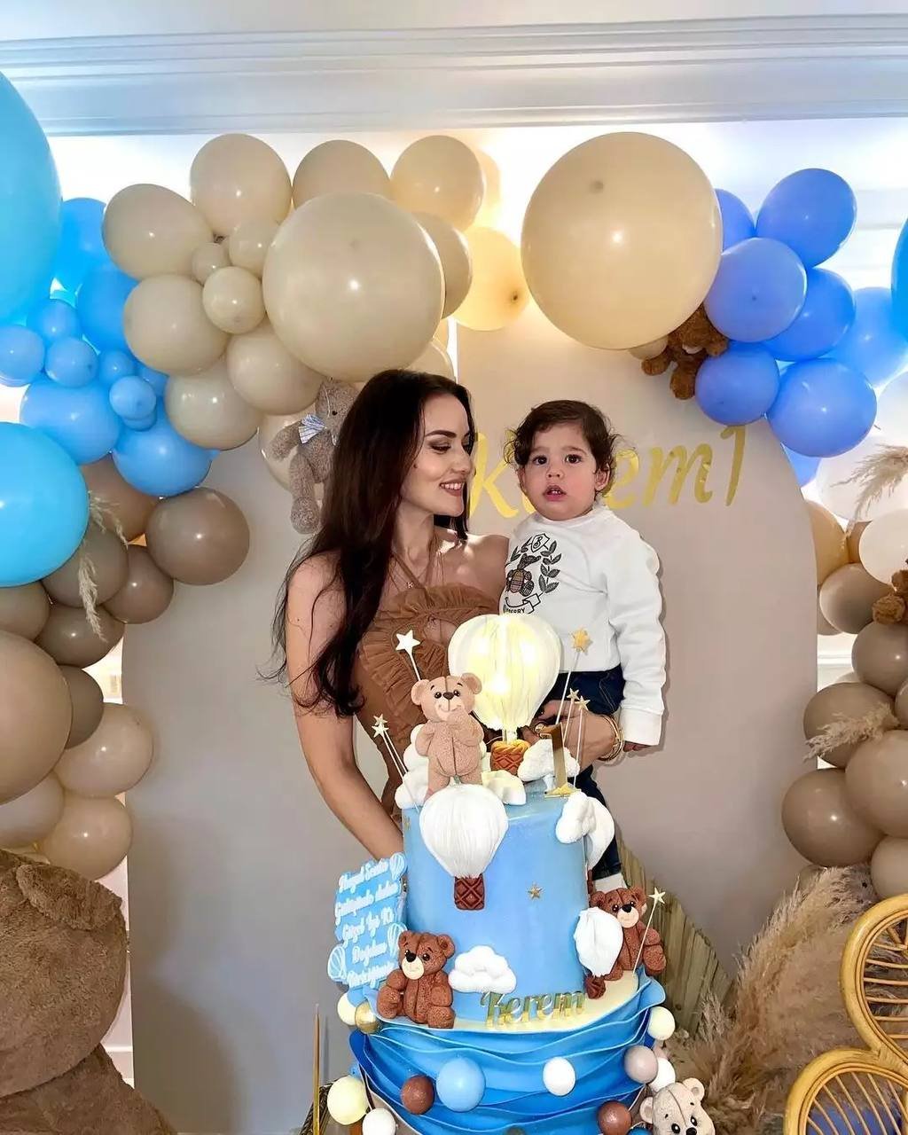 Burak və Fahriye oğullarının 1 yaşını QEYD ETDİLƏR - FOTO - foto 1