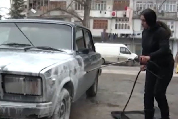 Mingəçevirdə avtomobil yuyan xanım: “Övladlarıma görə işləyirəm” - VİDEO