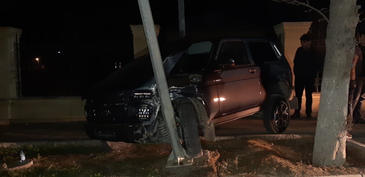 Gəncədə QƏZA: Maşın işıq dirəyinə çırpıldı - FOTO