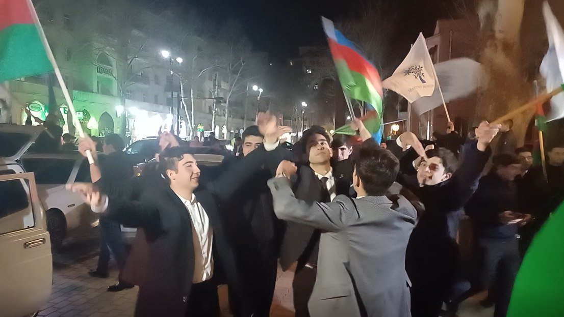 Gəncə sakinləri zəfər seçkisinin nəticəsini QEYD EDİRLƏR - FOTO/VİDEO