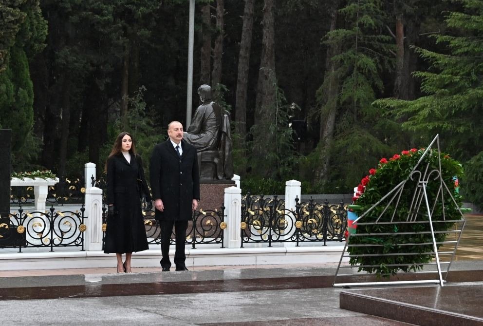 İlham Əliyev və Mehriban Əliyeva Heydər Əliyevin məzarını ziyarət etdi