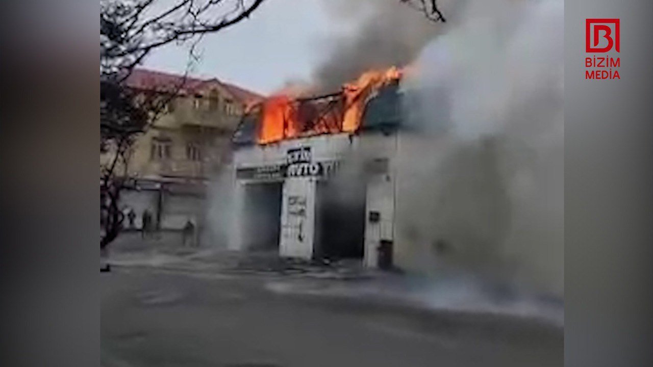 Bakıda avtoyuma məntəqəsində baş verən yanğın söndürüldü - YENİLƏNİB/FOTO/VİDEO - foto 2