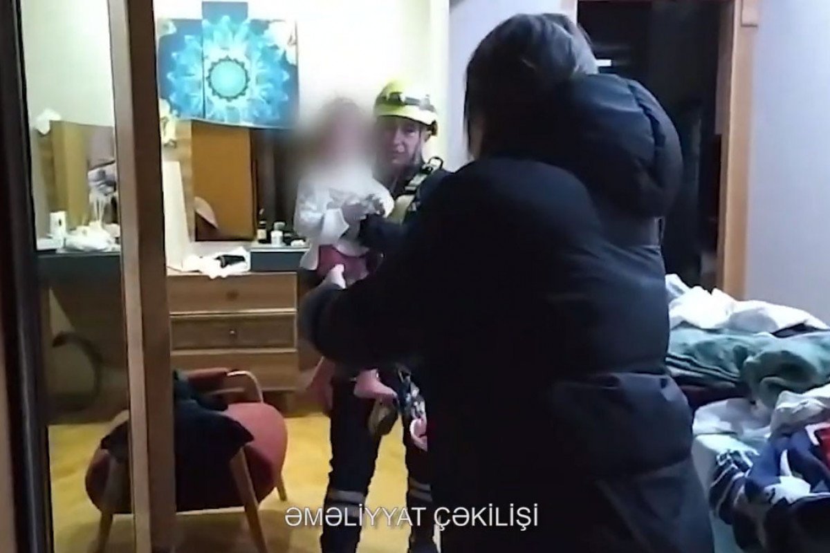 Bağlı qapı arxasında köməksiz qalan daha bir uşaq xilas edildi – VİDEO Bağlı qapı arxasında köməksiz qalan daha bir uşaq xilas edildi – VİDEO