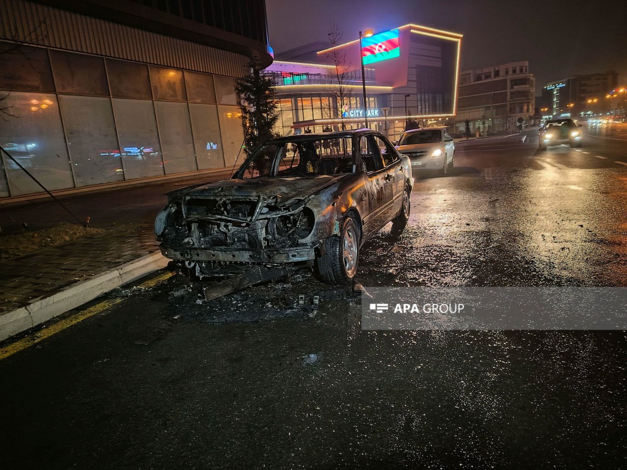 Bakıda avtomobil yanıb - FOTO/VİDEO - foto 5