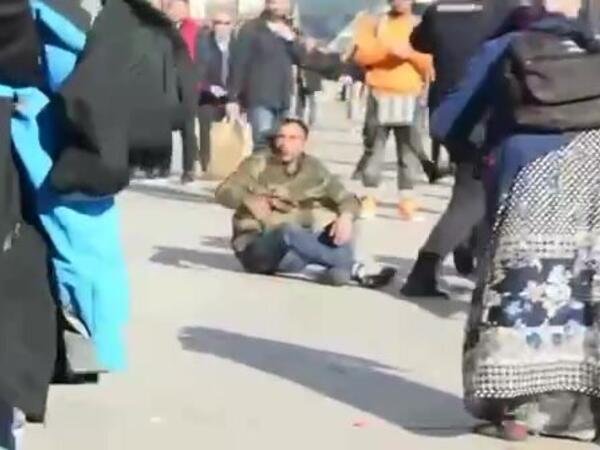 Turistləri soyan miqrantları polis döydü - VİDEO