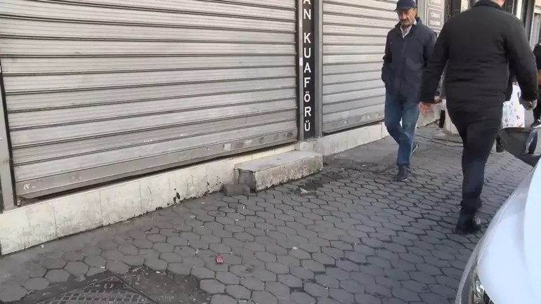 Türkiyədə DƏHŞƏT: Anasını küçədə silahla başından vurdu - ANBAAN VİDEO  - foto 2